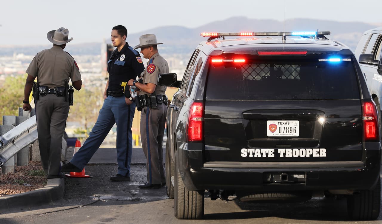 ¿Me pueden multar si rebaso camiones o vehículos de seguridad en Texas? Te explicamos en qué consiste la ley de 
<i>Hazte a un lado o baja la velocidad.</i>