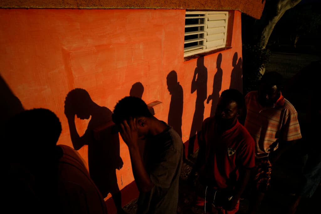 El portal oficial Cubadebate mostró imágenes de una embarcación gris de mediano calado y atestada de personas en las inmediaciones de la costa antes de ser evacuada. En otras fotografías se ve la labor de rescatistas y militares que apoyaron la llegada a tierra de los haitianos y luego a los migrantes en una fila recibiendo mascarillas.