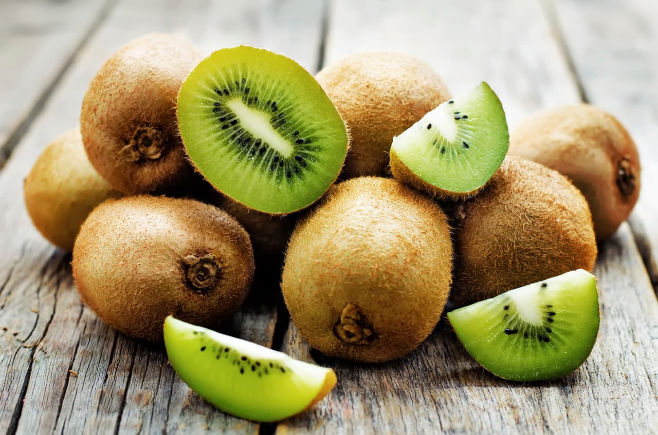 Agregar frutas a tu dieta es una idea magnífica; puedes hacerlo al consumirla tal cual o en jugo. Los cítricos son una buena opción.
<br>Evita agregar mucha sal a tus comidas. Eso podría ser muy perjudicial para tu cuerpo.