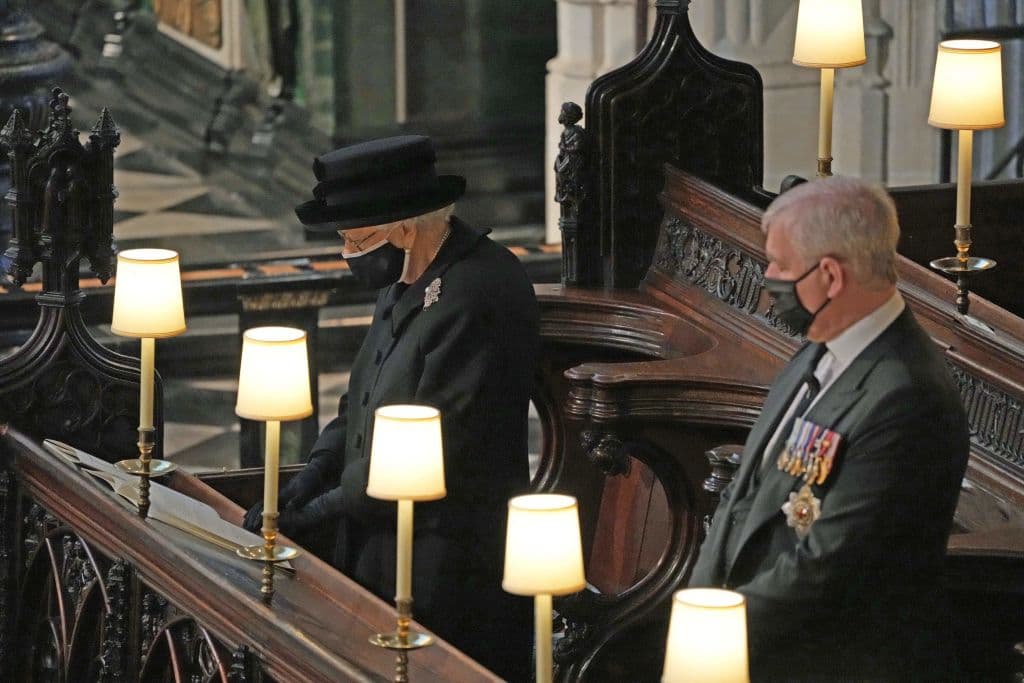 La reina Isabel II junto a su hijo, el príncipe Andrés, en la capilla de San Jorge. Por las restricciones de la 
<a href="https://www.univision.com/temas/pandemia">pandemia</a> la despedida del príncipe Felipe solo pudo tener 30 invitados, por lo cual solo asistieron a la capilla los miembros más cercanos de la familia real.