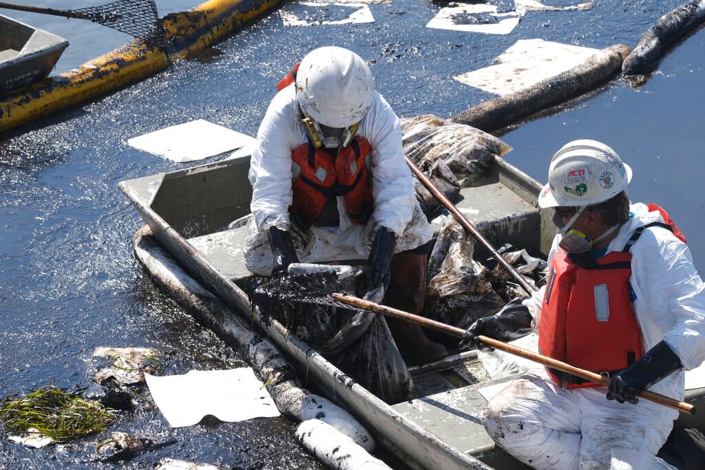 El Departamento de Pesca y Vida Silvestre de California dijo que envió equipos de vigilancia y limpieza al área, mientras que la Red de Cuidado de Vida Silvestre de la Universidad de California en Davis afirmó que había destinado trabajadores para apoyar los esfuerzos en el área de Newport Beach, 
<a href="https://www.washingtonpost.com/nation/2021/10/03/oil-spill-california-huntington-newport/" target="_blank">informó <i>The Washington Post</i></a>.
<br>