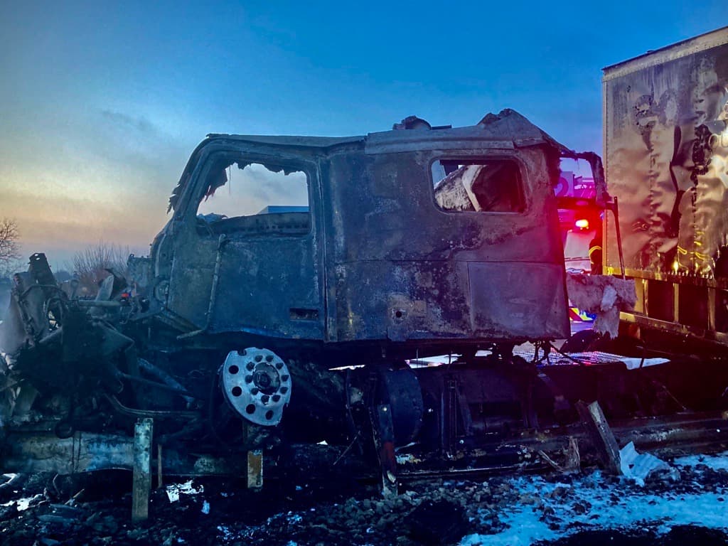 Se presume el camión se estrelló contra la defensa de la autopista.