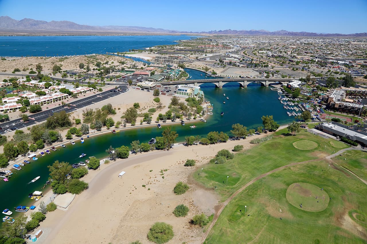 <h3 class="cms-H3-H3">11. Lake Havasu City-Kingman, Arizona</h3>
<br>
<br>💸
<b> Ingreso familiar promedio: </b>$46,616
<br>
<br>💸
<b> Tasa de pobreza: </b>18.2%
<br>
<br>💸 
<b>Hogares con ingresos anuales menores a $10,000: </b>8.5%
<br>
<br>💸 
<b>Adultos con educación universitaria: </b>15.1%
<br>
<br>💸 
<b>Tasa de desempleo (2021): </b>8.6%
<br>