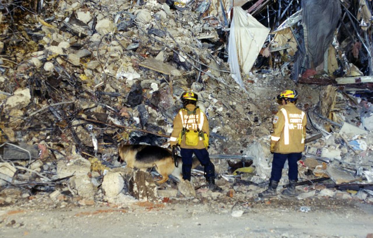 Bomberos junto a los escombros. A escondidas de sus secuestradores, dos pasajeros lograron realizar llamadas telefónicas para contactar personas en tierra.
<br>