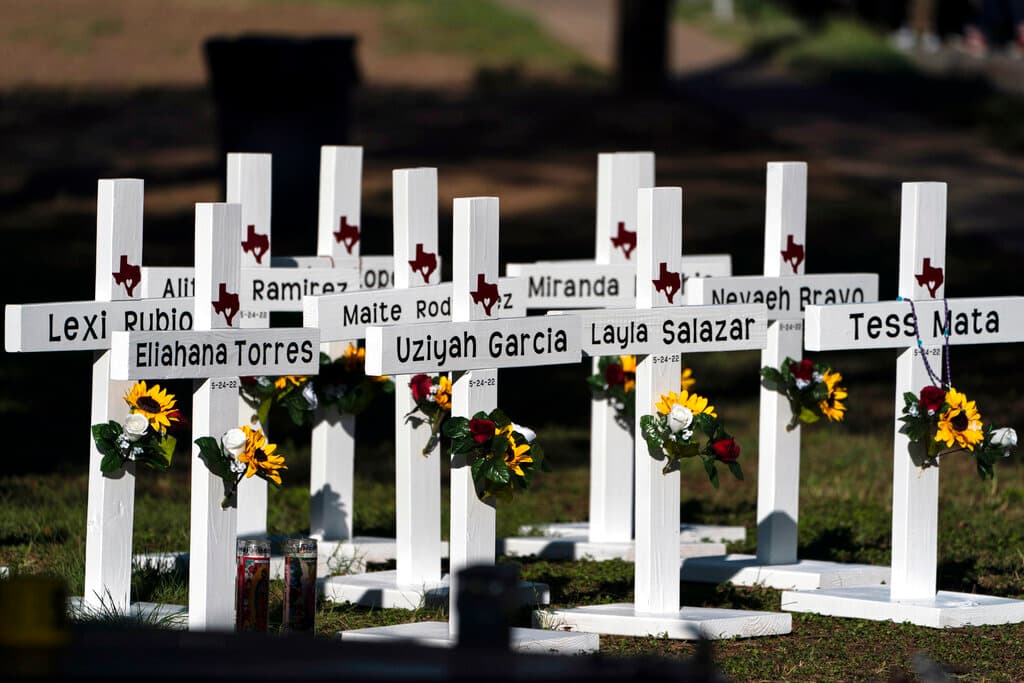 Uziyah García, Xavier Javier López, Rojelio Torres, Jackie Cazares, Annabelle Rodríguez, Aliah Nicole Silguero y su primo Jayce Carmelo Luevanos son algunos nombres que se pueden leer en las cruces blancas colocadas en la escuela.