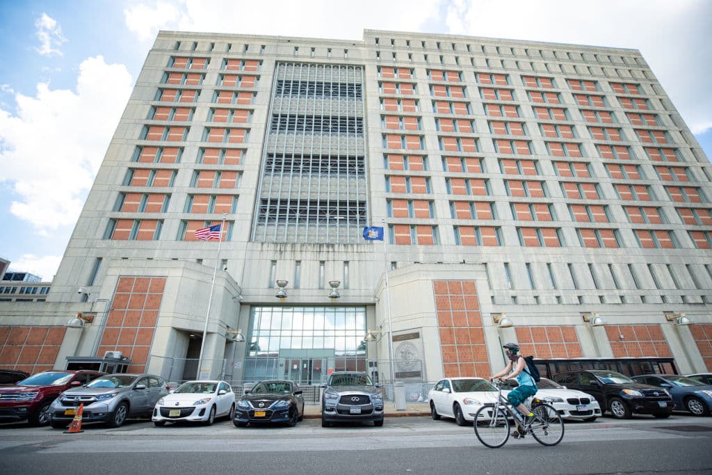 Según informó 
<a href="https://www.nytimes.com/2020/12/18/nyregion/ghislaine-maxwell-bail.html">The New York Times,</a> sus abogados defensores piden que se le conceda la libertad bajo fianza, ya que ella vive en condiciones “intolerables” en la cárcel.
<br>