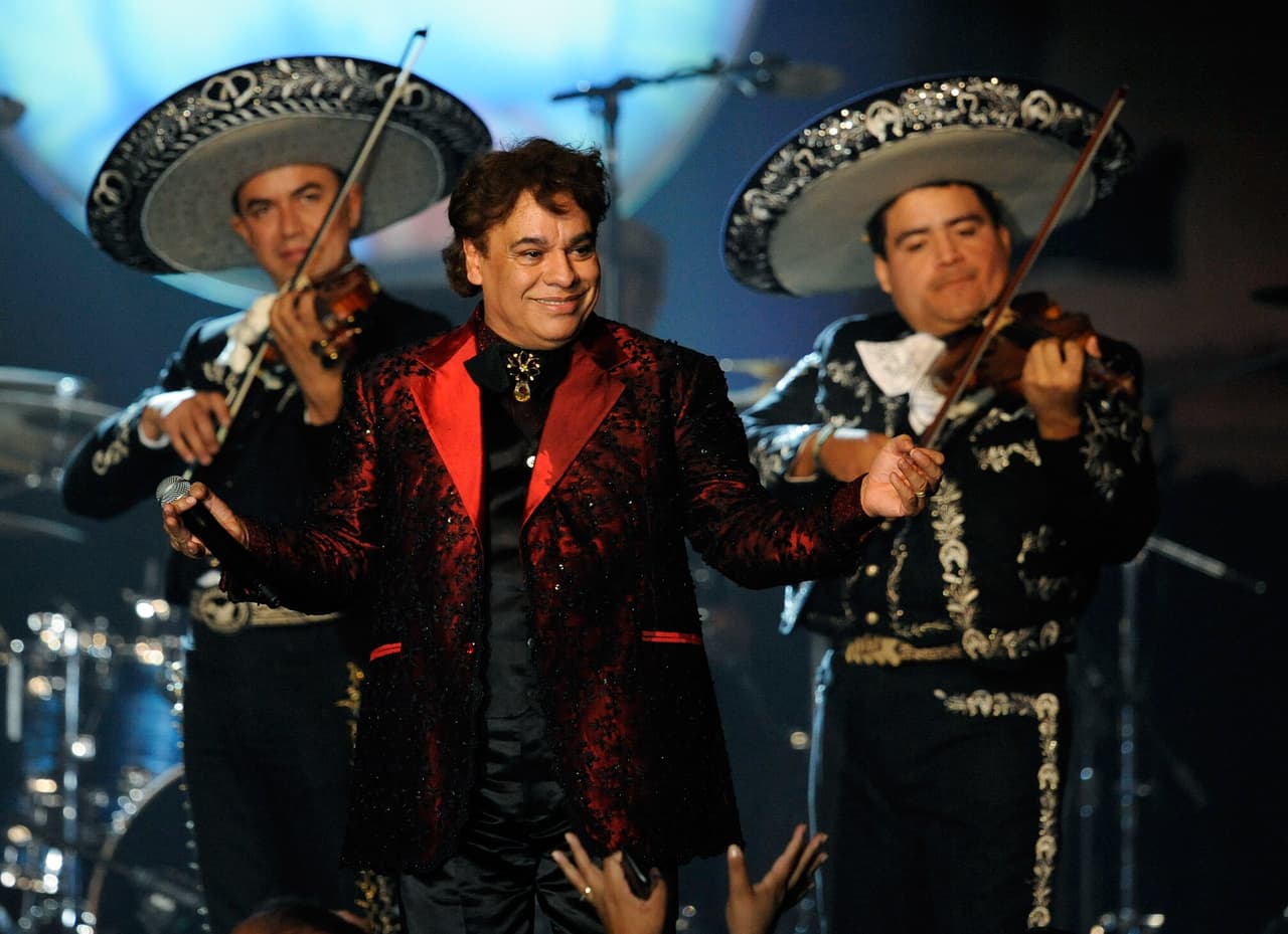 <h2 class="cms-H2-H2">Juan Gabriel</h2>
<br>
<br>El divo de Juárez, es uno de los cantautores más importantes de la música latina. Su orientación sexual, así como su muerte, han generado muchos comentarios. Aunque nunca hizo público que era homosexual, su estilo único y rumores de relaciones amorosas con otros hombres llevaron a confirmarlo.