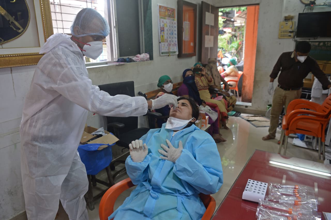 <b>India: 573 trabajadores de la salud muertos por covid-19. </b>Es el tercer país con más infectados y muertes por la pandemia y según cifras del Ministerio de Salud de India citadas por Amnistía 87,000 trabajadores sanitarios se han contagiado de covid-19. En la fotografía una prueba de coronavirus realizada a un médico que estuvo expuesto a personas enfermas en Bombay, a mediados de agosto.