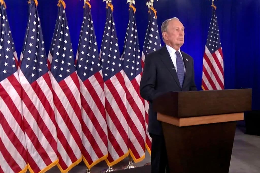 Tras criticar el liderazgo del presidente Donald Trump, el exalcalde de Nueva York Michael Bloomberg se dirigió a los televidentes y les preguntó: "¿Por qué diablos recontrataríamos a Donald Trump por otros cuatro años?" 
<br>