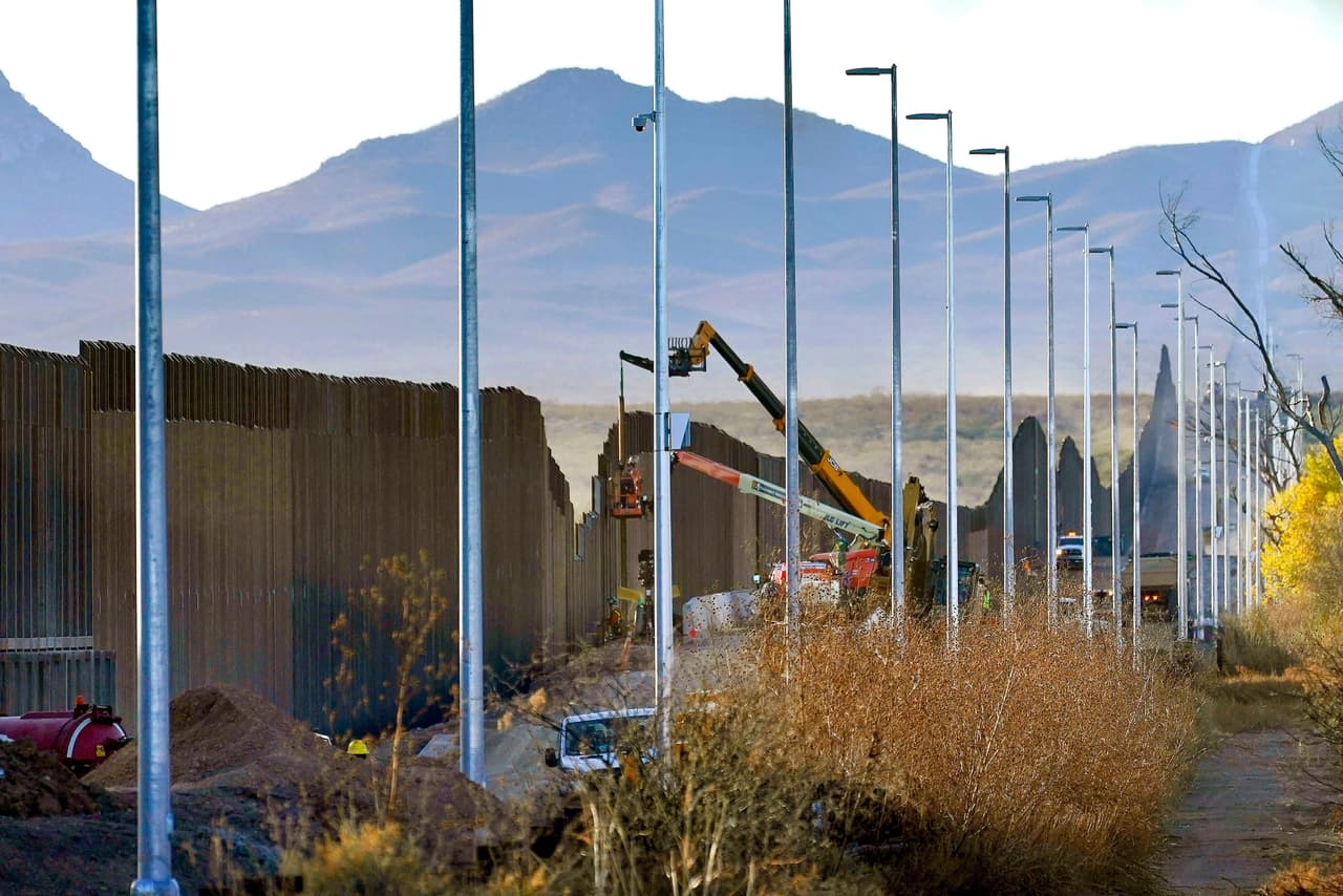 <a href="https://www.npr.org/2020/12/11/945194147/contractors-dynamite-mountains-bulldoze-desert-in-race-to-build-trumps-border-wa"><u>Según ecologistas entrevistados por</u></a> NPR, en Arizona los contratistas han agregado turnos y están trabajando toda la noche bajo torres de luz para cumplir con el objetivo de 450 millas de nuevas barreras antes de que termine el mandato de Trump. Esta fotografía de la construcción fue tomada en el Refugio Nacional de Vida Silvestre de San Bernardino el 8 de diciembre.
