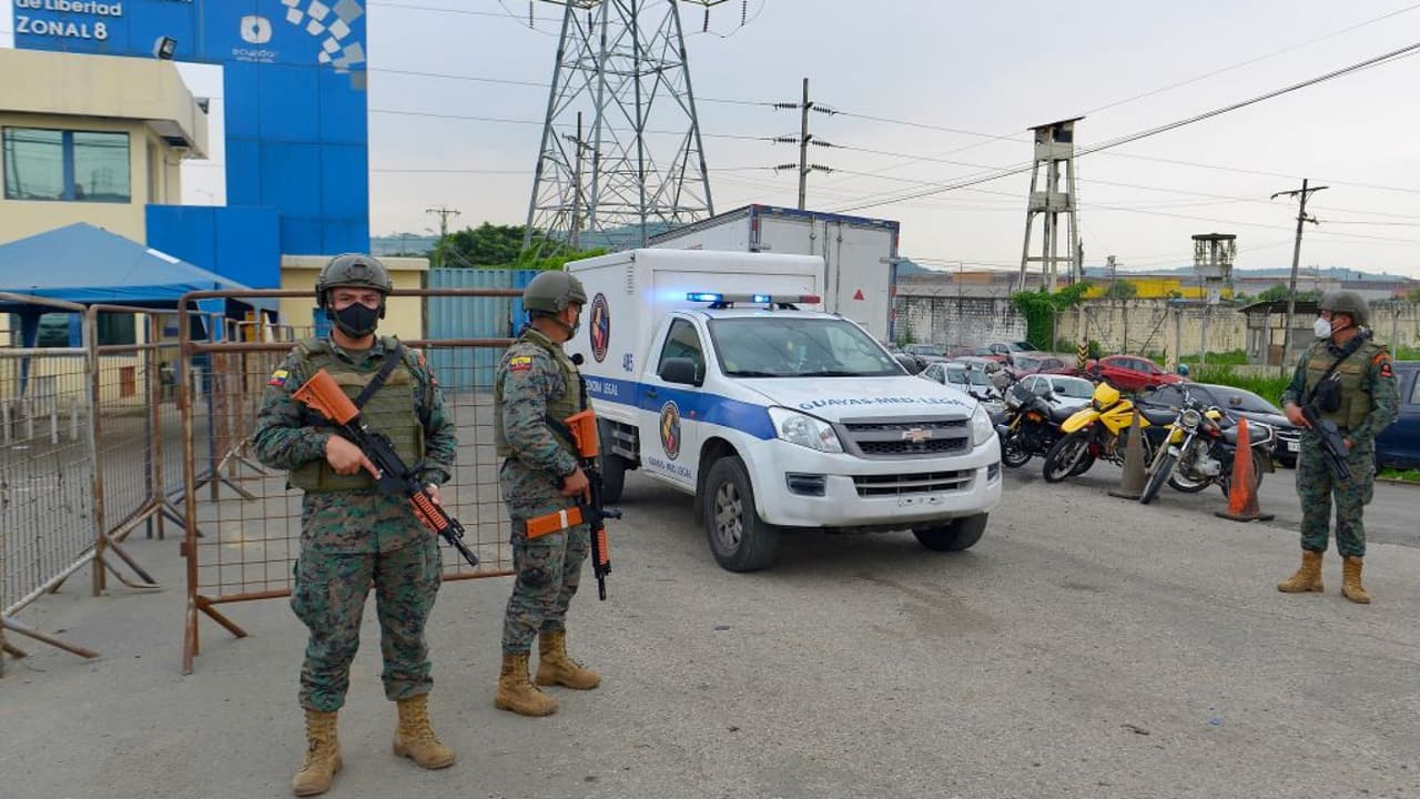 Hace meses atrás se registraron de forma simultánea 
<a href="https://www.univision.com/noticias/america-latina/carceles-ecuador-motines-masacres">motines en cárceles de Cuenca, Guayaquil y Quito</a>. Las autoridades desplegaron rigurosos operativos a las afueras de las penitenciarias para evitar fugas, mientras que fuerzas especiales intentaban retomar el control al interior de estos lugares.
