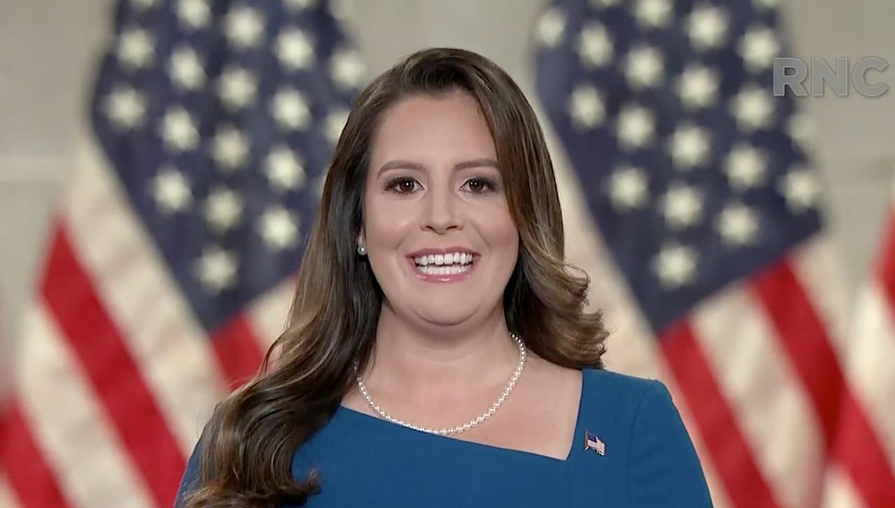 La representante Elise Stefanik, una aliada del presidente que además es codirectora de la campaña en Nueva York, dijo que apoya a Trump porque se esforzó por el bienestar de los estadounidenses pese al juicio político iniciado por los demócratas en el Congreso.
