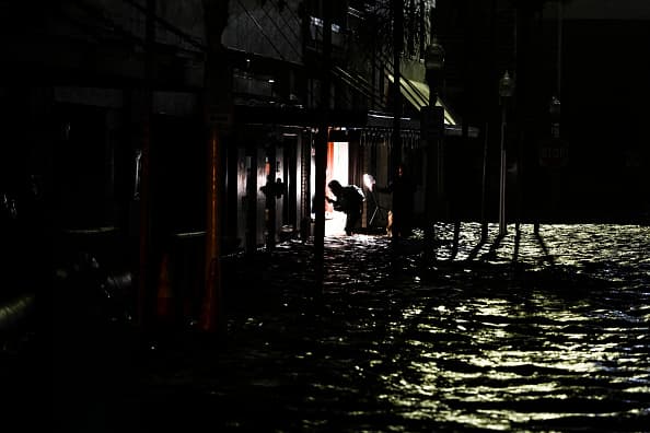 Más de 
<a href="https://www.univision.com/local/tampa-wvea/huracan-milton-florida-primeros-efectos-inundaciones-cortes-electricidad-marejadas-tormenta-categoria-3">2 millones de hogares</a> en Florida quedaron sin luz, principalmente en Hardee, Sarasota, Manatee, Pinellas y Hillsborough.