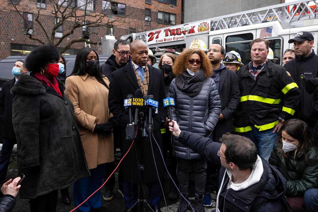 El alcalde Adams expresó, sin duda alguna, que “este es uno de los peores incendios que hemos presenciado durante los tiempos modernos aquí en la ciudad de Nueva York”.