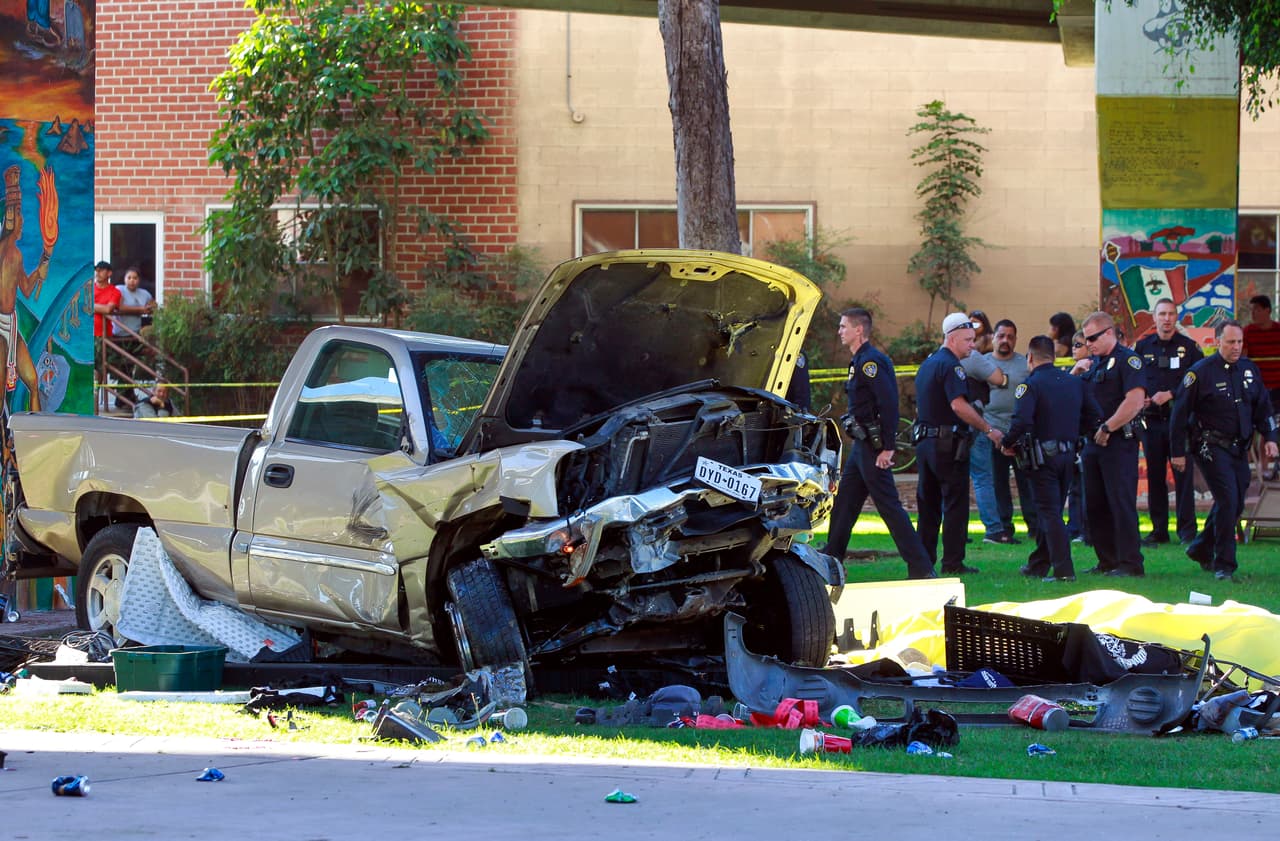 <b>Octubre: </b>cuatro personas fallecieron y otras ocho resultaron heridas el 15 de octubre cuando una 
<a href="http://www.univision.com/los-angeles/kmex/noticias/accidente-de-trafico/un-auto-cae-de-un-puente-y-mata-a-4-personas-en-un-evento-hispano-en-san-diego">camioneta que circulaba por el puente que une San Diego con la isla Coronad</a>o se salió de la vía y cayó sobre un parque.
