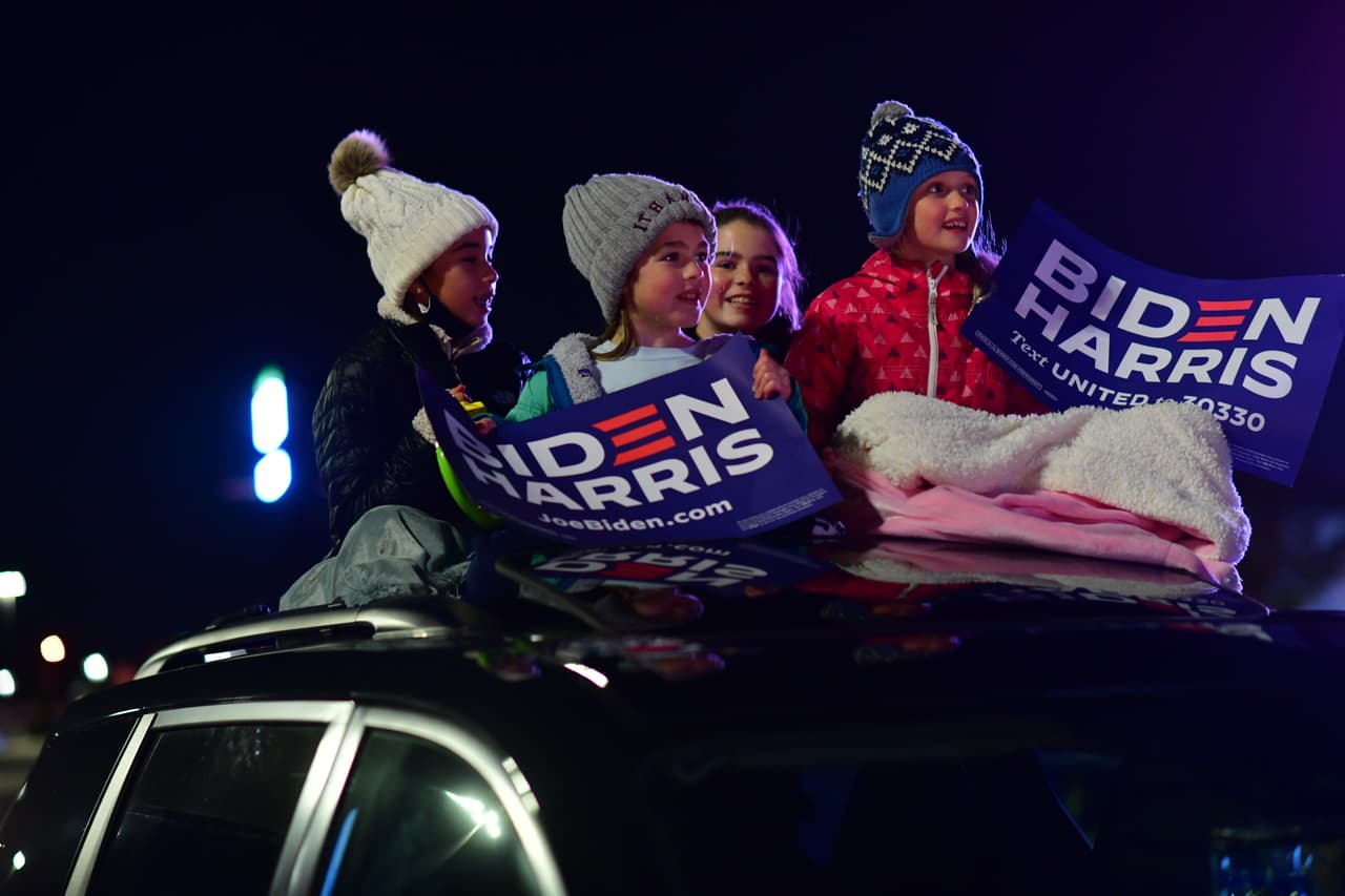 Unas niñas 
<b>se sientan encima de un automóvil con carteles de campaña</b> antes de que la candidata demócrata a la vicepresidencia, la senadora Kamala Harris, hable en un mitin en la víspera de las elecciones Filadelfia, 
<a href="https://www.univision.com/temas/pennsylvania">Pennsylvania</a>.