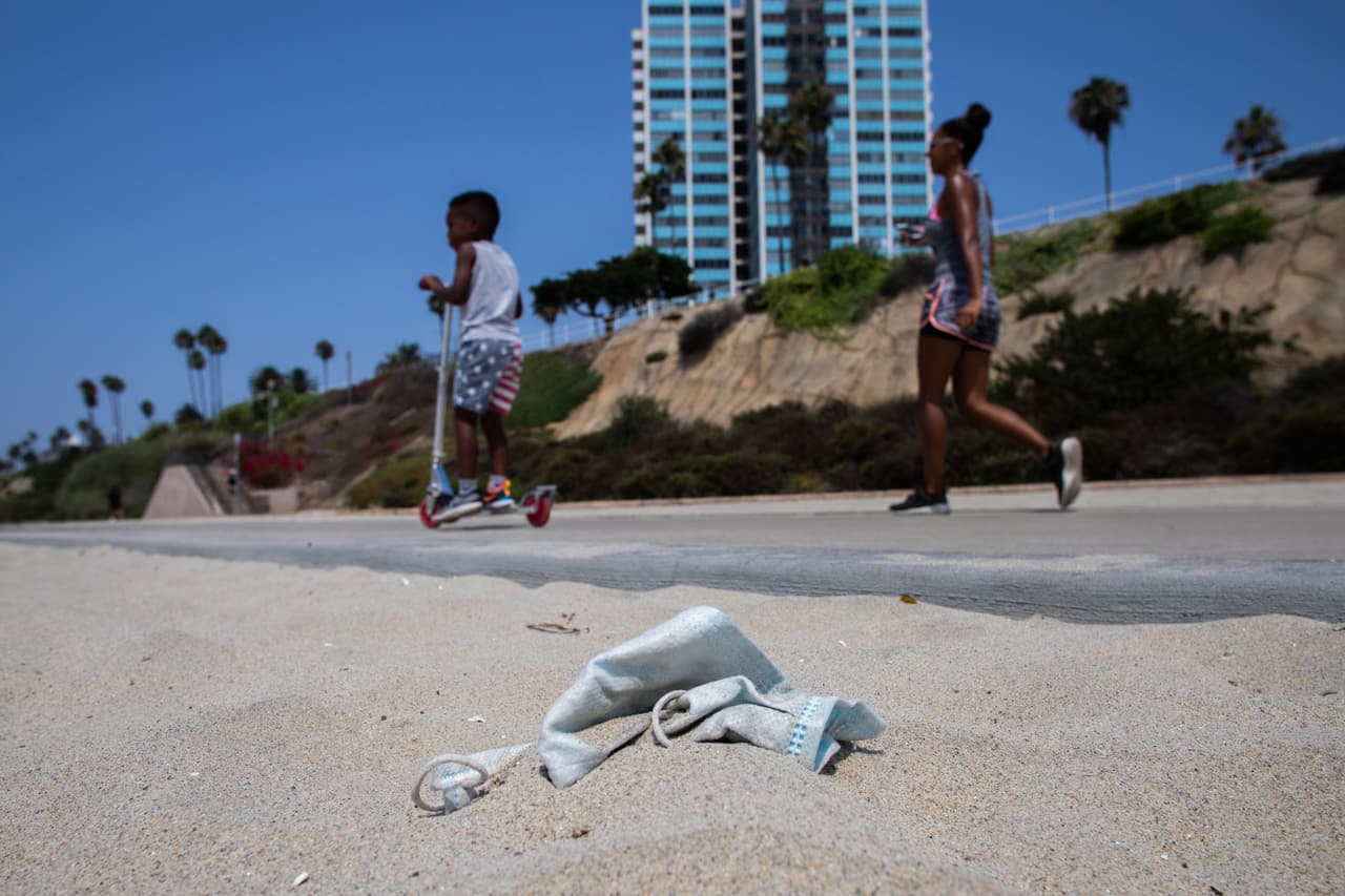 <b>La nueva basura cotidiana (22 de agosto).</b> Mascarillas desechadas en el piso se volvieron comunes en aceras, calles, jardines, plazas y parques. Esta foto fue tomada en Long Beach, California.