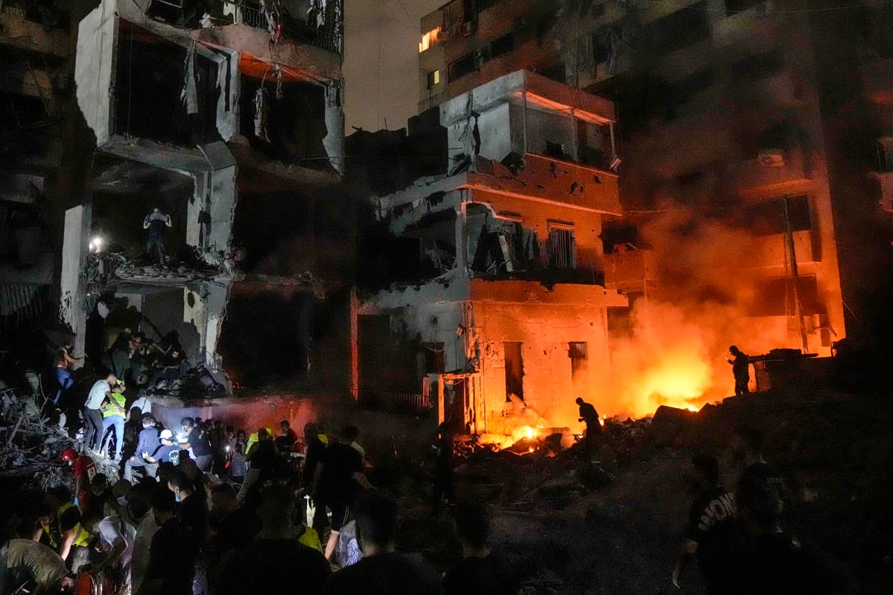 Como parte de la extensión de la guerra en Medio oriente, Israel atacó Beirut, la capital de Líbano, además del sur del país, que tiene frontera con territorio israelí. El 
<a href="https://www.univision.com/noticias/mundo/ataques-israel-hezbollah-peligra-alto-el-fuego-libano">gobierno de Benjamín Netanyahu lanzó una ofensiva en territorio libanés </a>luego de más de un año de conflicto de 'baja intensidad' entre Israel y la milicia Hezbollah.