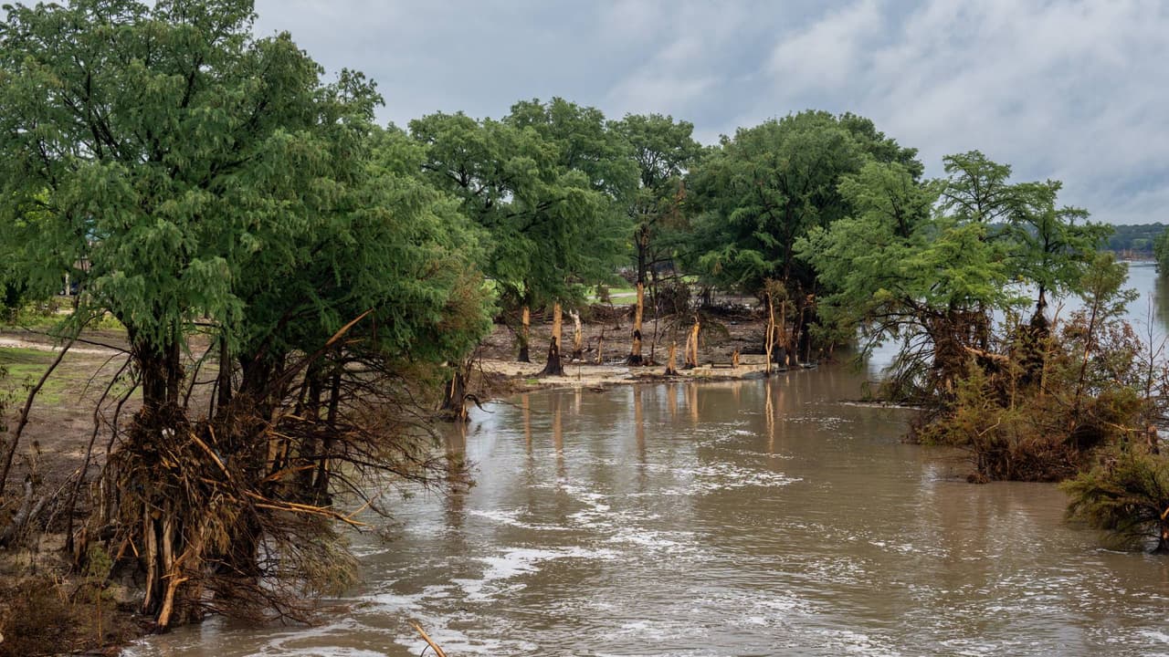 Suspenden labores de recuperación de cuerpos en Texas: hay nuevas alertas de inundaciones repentinas