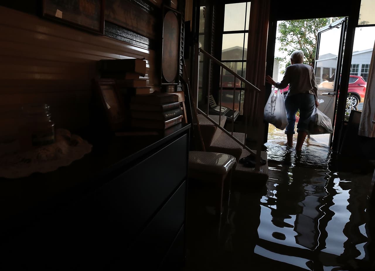 BONITA SPRINGS, FLORIDA. Carolyn Cole comenzó este martes la limpieza de su casa inundada y a remover los residuos y objetos arruinados por la tormenta Irma.