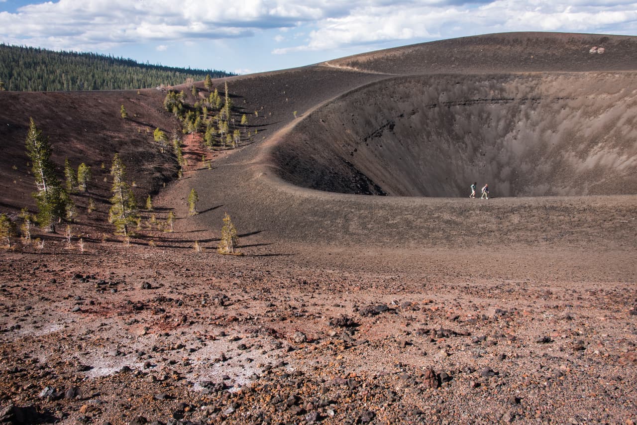 <b>Puesto 11: Lassen Volcanic Center, California. Índice de amenaza general: 153. </b>Este volcán está ubicado en el parque nacional volcánico de 
<i>Lassen.</i> La última erupción del Lassen Peak ocurrió en 1917, sin embargo la más recordada ocurrió en 1915, ya que devastó las áreas cercanas y arrojó cenizas que alcanzaron una distancia de 200 millas.