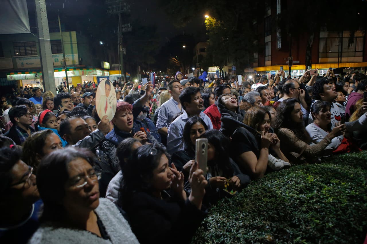 En la imagen, fans de José José recuerdan al artista en ciudad de México. El cantante agregó un segundo José a su nombre artístico en honor a su padre. José José comenzó a cantar en los cafés antes de fundar un grupo de rock llamado 'Heart Breakers' que lanzó un álbum fallido a mediados de los años 60.