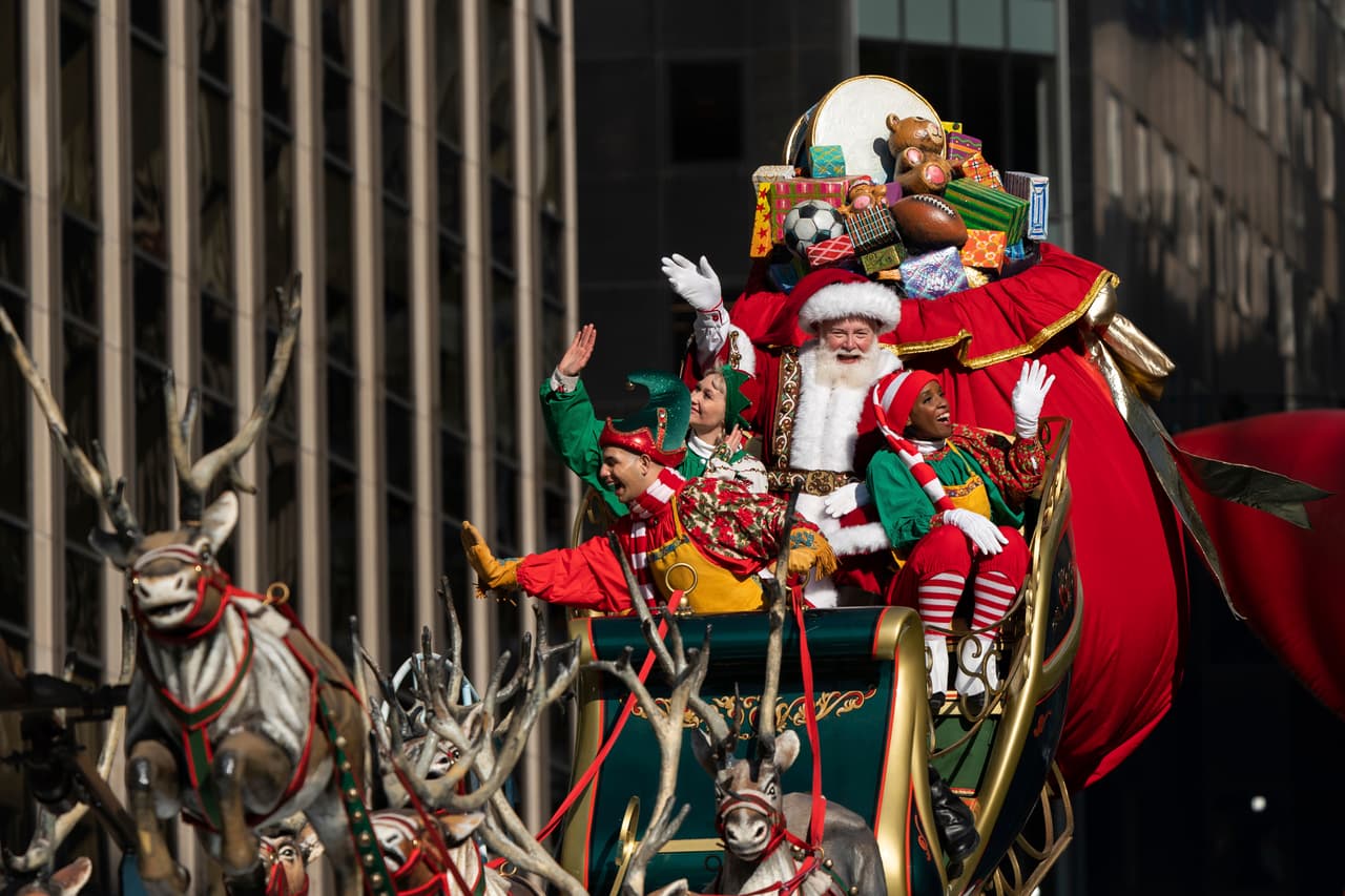 Santa Claus no podía faltar en el tradicional desfile de la Sexta Avenida.