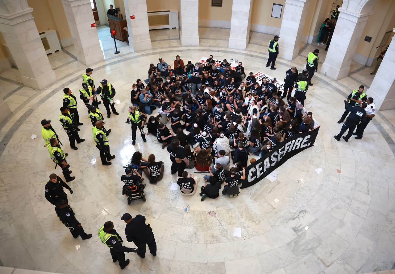 Lo que sí agregaron a través de redes sociales es que los arrestos comenzaron después de que la policía del Capitolio advirtió a los manifestantes que pararan, y, cuando no lo hicieron, comenzamos a arrestarlos”.