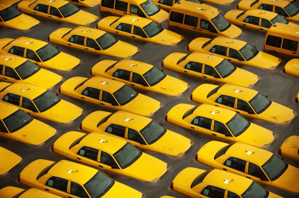 Millones de personas permanecieron a oscuras en Nueva York a causa de los devastadores daños causados por el azote de la megatormenta Sandy toda vez que extensas zonas del bajo Manhattan se encontraban bajo el agua bajo el agua, con el metro y túneles viales inundados.
<br>