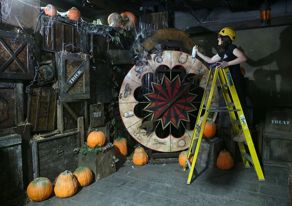 Finalmente, antes o después de poner las decoraciones de Halloween, hay que 
<b>tener mucho cuidado con el uso de escaleras.</b> Es mejor si alguien las sujeta, cuando otro se sube en ellas, pues cada año muchas personas caen de ellas, por usarlas, sin la debida protección.