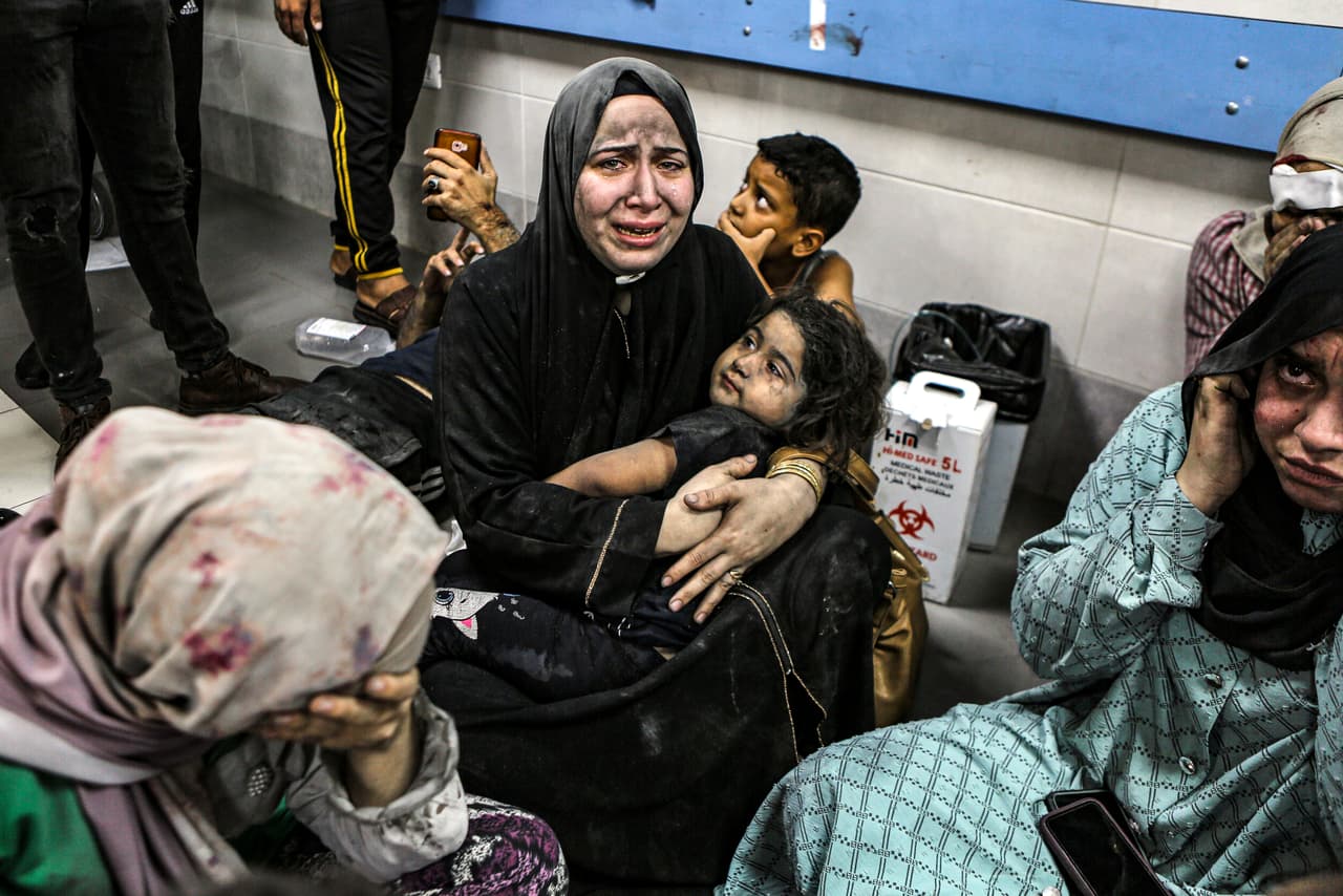 Palestinos heridos en el hospital al-Shifa trasladados desde el hospital al-Ahli tras una explosión.