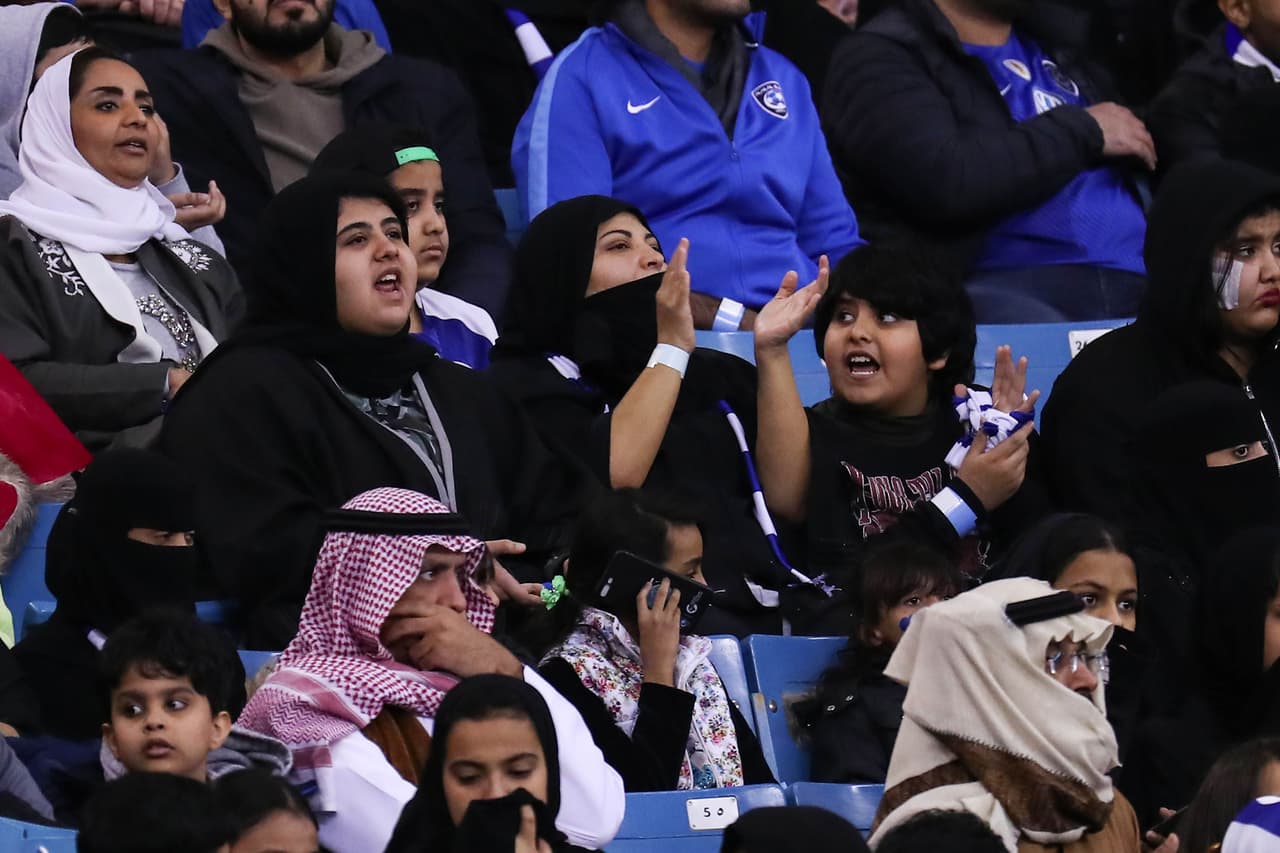 Cientos de mujeres saudíes asistieron al primer partido entre dos equipos del país del Golfo sin estar en el país y las televisiones saudíes, para estos partidos, que marcan un hito histórico.