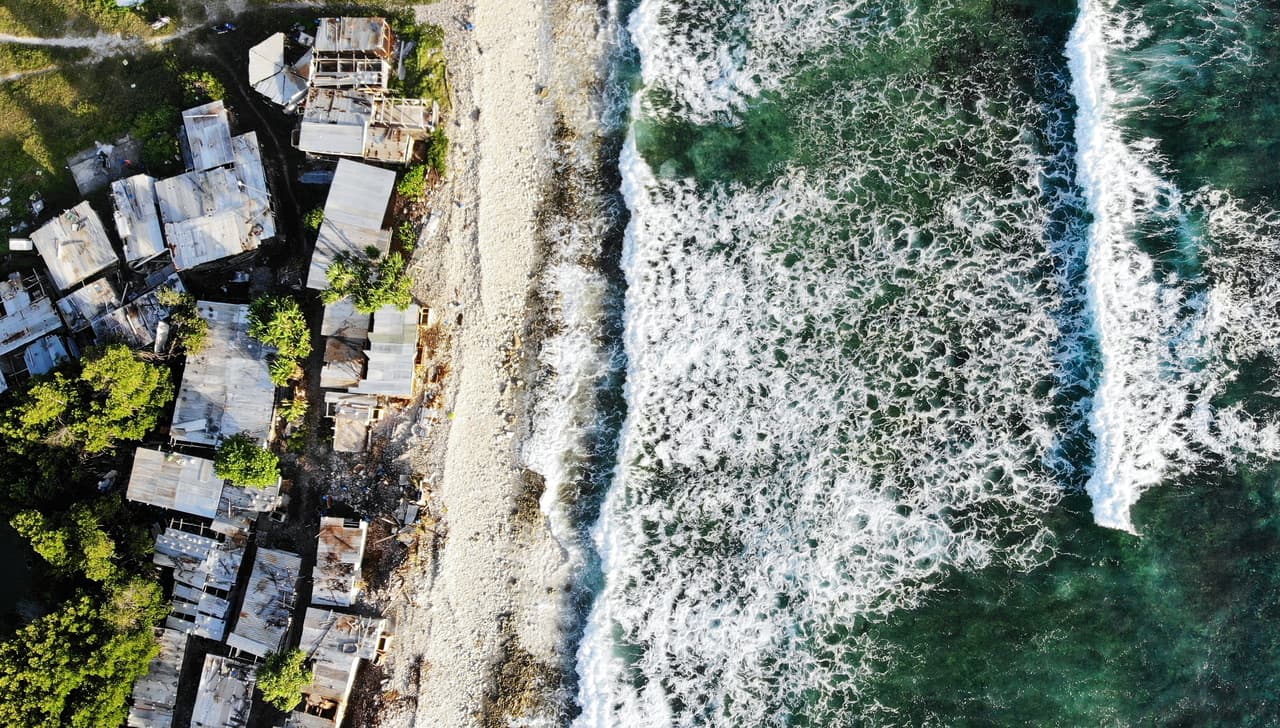 Otra vista aérea de Tuvalu. Algunos científicos pronostican que Tuvalu podría quedar inhabitable en 50 a 100 años o menos.
