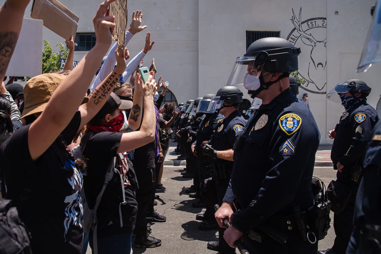 Qué implica la decisión del gobierno de Trump de dejar de supervisar a los cuerpos de policías de varios estados
