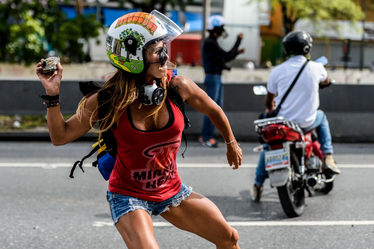 <b><a href="leopoldo lopez lawyer">Esta imagen de una manifestante que lanza rocas a la policía durante las protestas del 1 de mayo de 2017</a></b> ha sido publicada por varios medios alrededor del mundo.