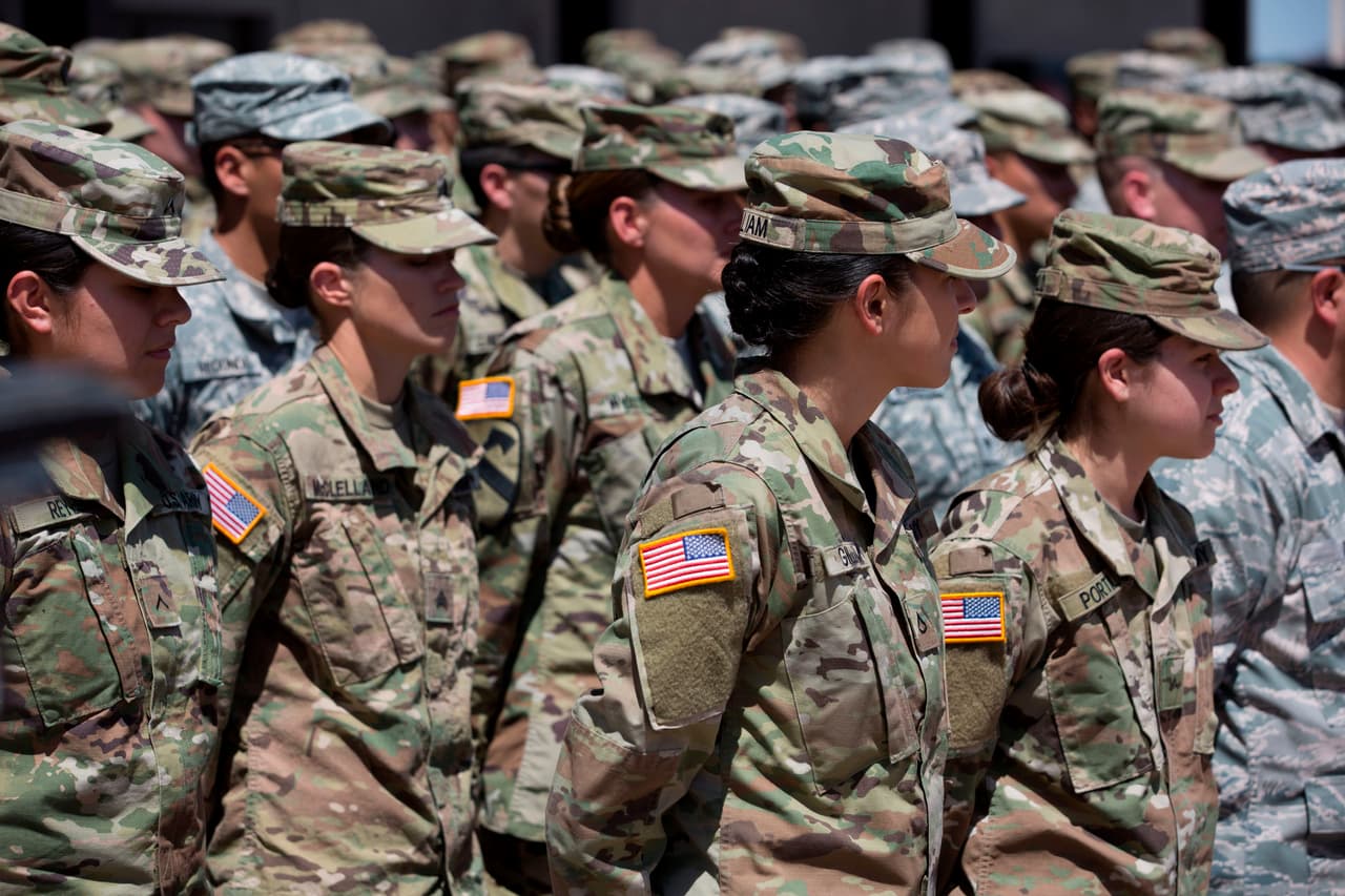 <b>Militares contra la caravana de migrantes.</b> En marzo de 2018 unos 
<a href="https://www.univision.com/noticias/inmigracion/en-fotos-la-caravana-de-inmigrantes-por-la-que-donald-trump-ordeno-militarizar-la-frontera-fotos">1,000 centroamericanos</a> comenzaron a recorrer juntos el territorio de México con el fin de alcanzar la frontera con EEUU. 
<a href="https://www.univision.com/temas/donald-trump"><u>Trump</u></a> respondió a la caravana 
<a href="https://www.univision.com/noticias/inmigracion/trump-ordena-al-pentagono-coordinar-el-envio-de-la-guardia-nacional-a-la-frontera-sin-detallar-fecha-ni-numero-de-tropas">firmando en abril un memo</a> donde ordenó el despliegue de la Guardia Nacional en la frontera sur con México. En la foto, la Guardia Nacional de Arizona cuando fue enviada a apoyar a la Patrulla Fronteriza. Su asistencia, coordinada por los gobernadores de estado, solo puede ser logística ya que el personal militar no puede hacer labores policiales.