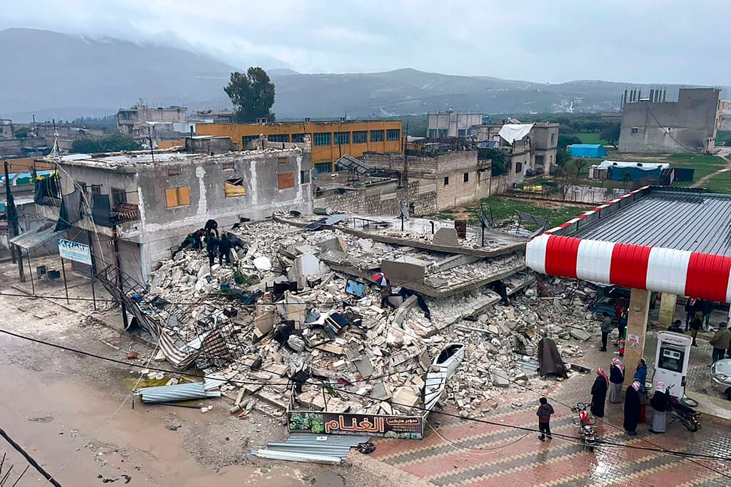 Del lado sirio de la frontera, el sismo remeció regiones bajo control opositor que están llenas de varios millones de desplazados sirios con un precario sistema de salud después de varios años de guerra. Al menos 11 personas murieron en la localidad de Atmed y muchas más quedaron enterradas entre los escombros, dijo un doctor del lugar, Muheeb Qaddour, en entrevista telefónica con The Associated Press.