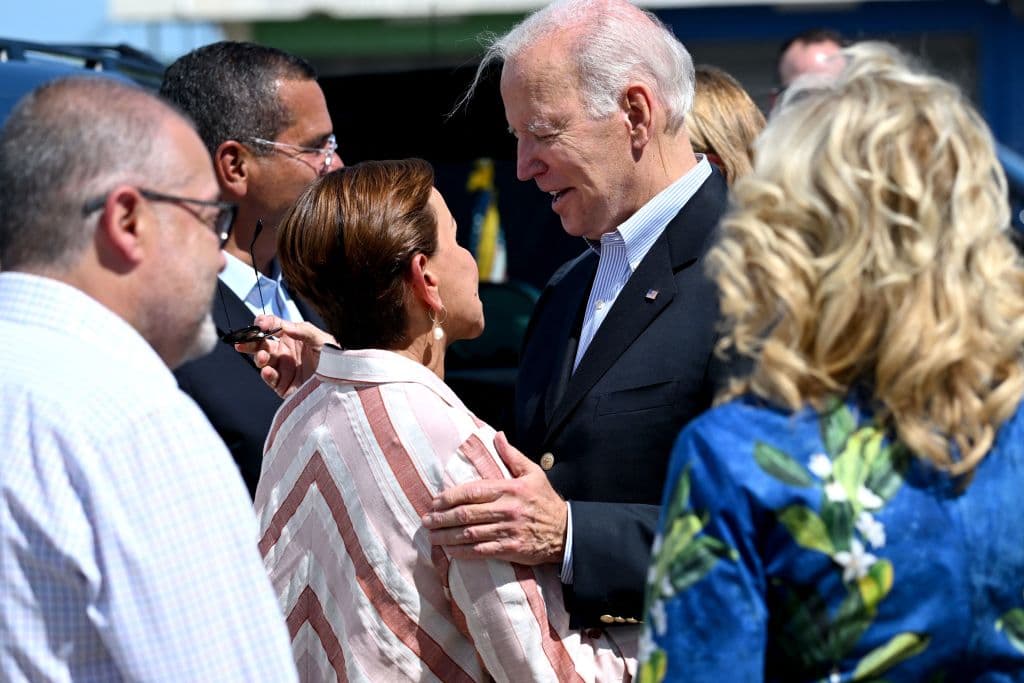 Tras salir del Air Force One, el presidente y la primera dama saludaron al gobernador Pedro Pierluisi, a la 
<b>congresista boricua Nydia Velázquez</b> y al alcalde de Ponce, Luis Irizarry Pabón, entre otras personas. Más tarde, Joe Biden reconoció públicamente a Velázquez y destacó el compromiso que la congresista tiene con su patria.