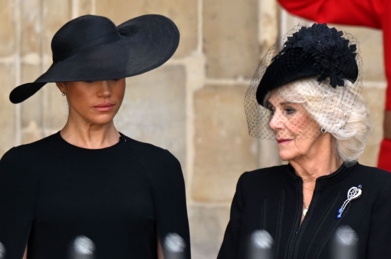 La joya perteneció a la reina Victoria y estuvo por más de un siglo fuera del ojo público, hasta 2007 que la consorte de Carlos III lo lució en una visita a Estados Unidos. Ahora, lo volvió a portar en el funeral de la reina Isabel II , según reportó el medio especializado en moda Vanity Fair.