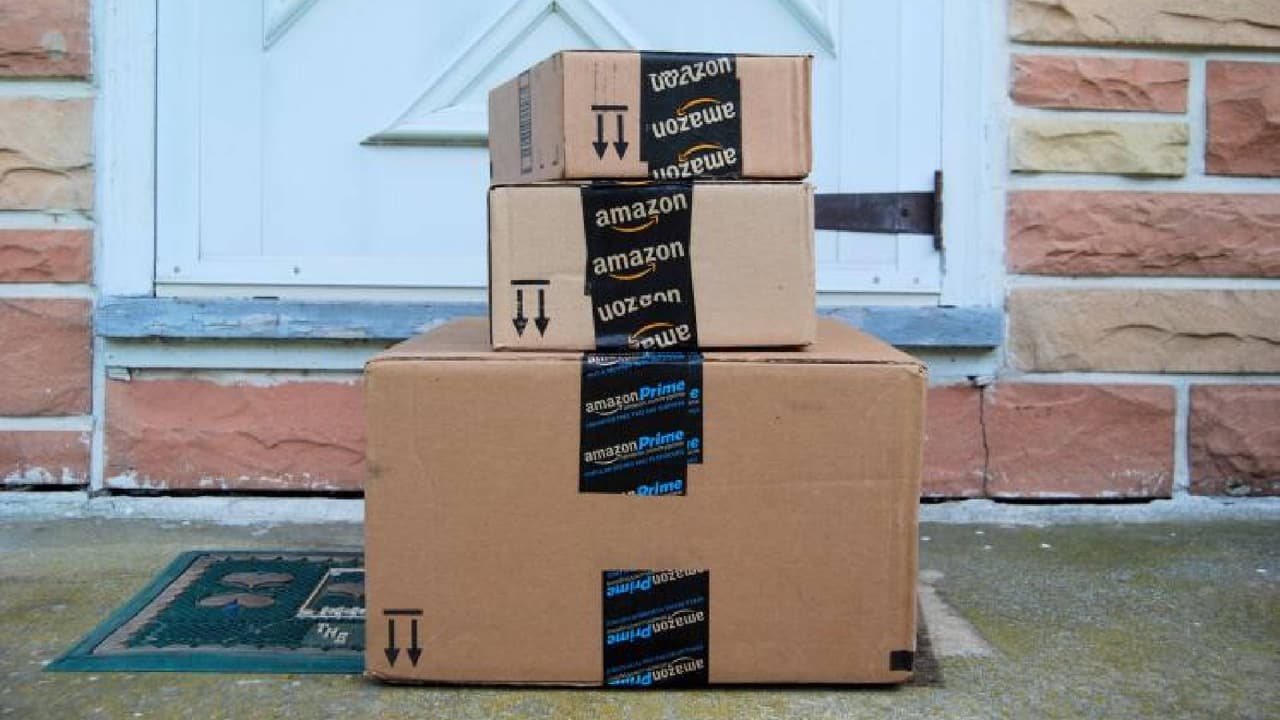 <b>Utiliza una caja de seguridad</b>
<br>Las cajas de seguridad en la entrada o buzón inteligente utilizan un código de seguridad para poder ser abiertos. Proporciona de manera confidencial el número al repartidor y así tu paquetería estará más segura.