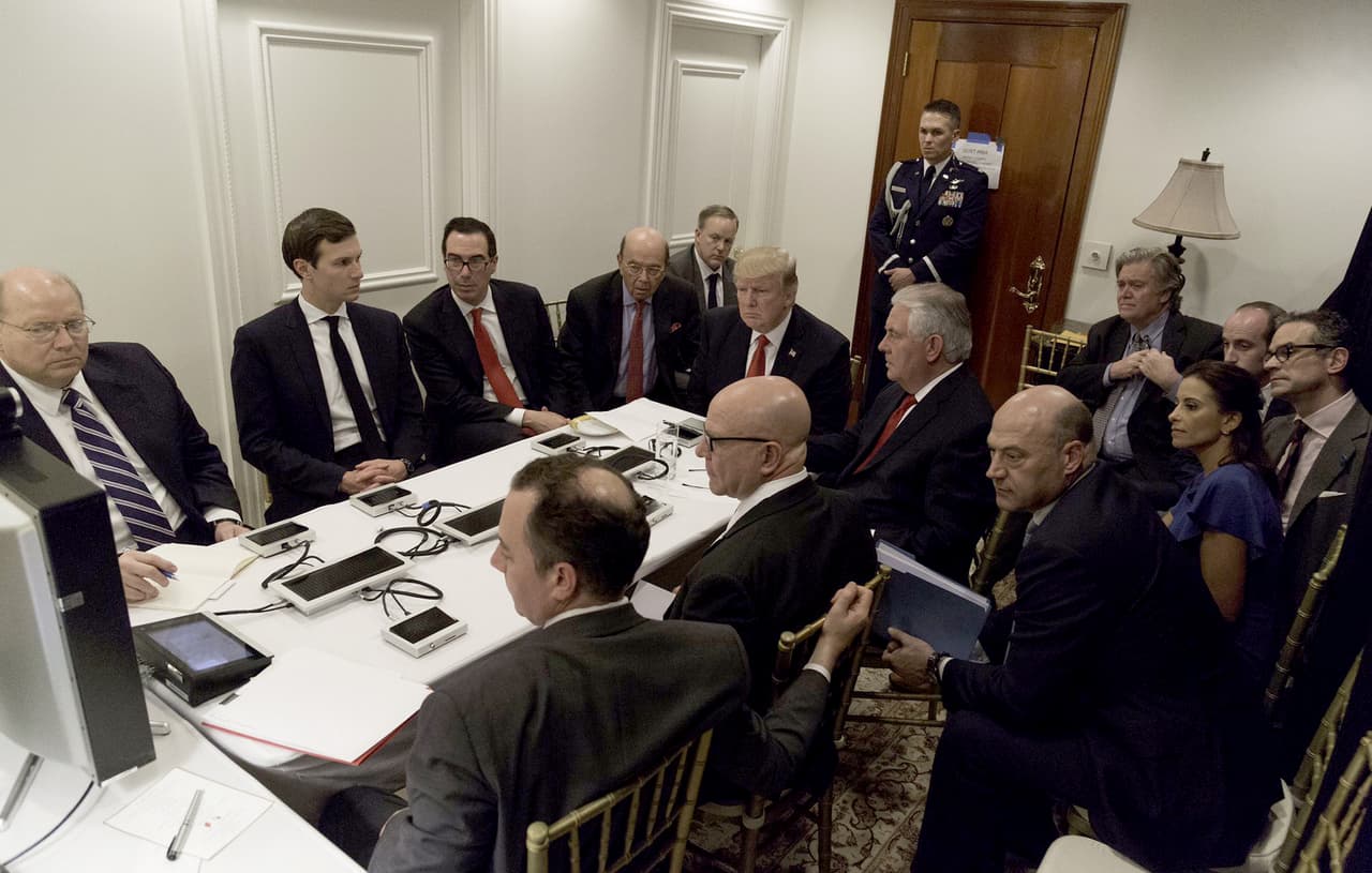 <b>La sala situacional de Mar-A-Lago.</b> Justo cuando el presidente de China se encontraba de visita en la ‘Casa Blanca de invierno’, Donald Trump ordenó y supervisó un bombardeo a las fuerzas del gobierno de Siria, desde una pequeña sala en su mansión. La fotografía fue publicada por Sean Spicer, el Secretario de Prensa. 6 de abril de 2017.
<br>