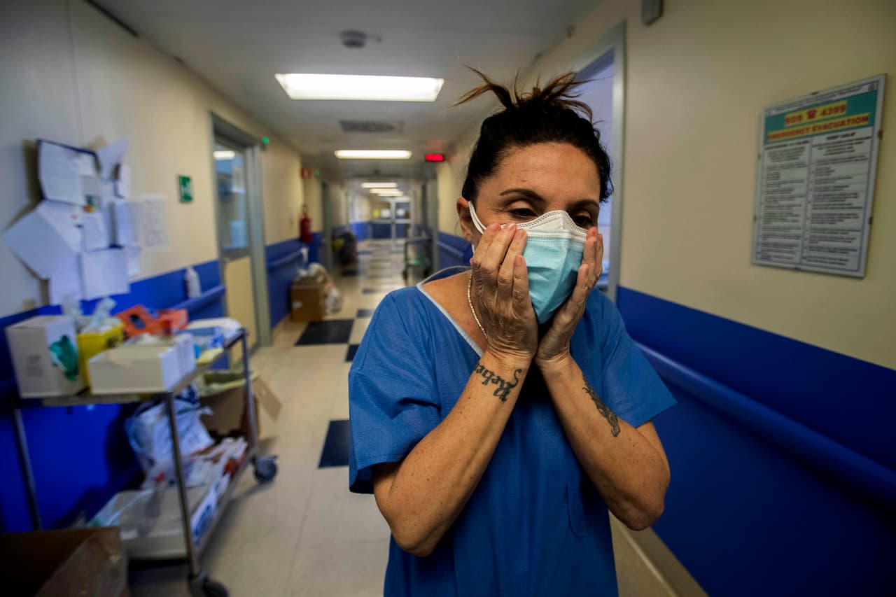 La enfermera Cristina Settembrese superpone dos máscaras faciales de protección contra el coronavirus en un hospital de Milán, Italia, cuando la pandemia estaba en el clímax en ese país el 10 de abril. La fecha de hoy también coincide con la declaración de la Organización Mundial de la Salud del Año de la Enfermera y la Partera, en honor al bicentenario de Nightingale, quien nació en 1820 en Reino Unido.
<br>