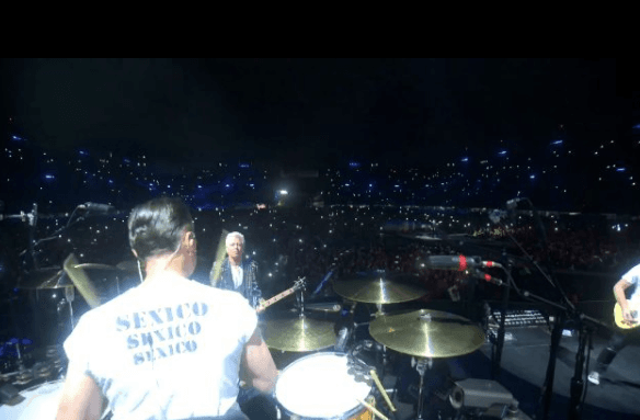 La 
<b>primera parada</b> en la etapa latinoamericana de la gira fue México. ¿Acto para congraciarse con sus fans? Larry Mullen Jr., el baterista, llevó una playera que leía 'Sexico, sexico, sexico'.
