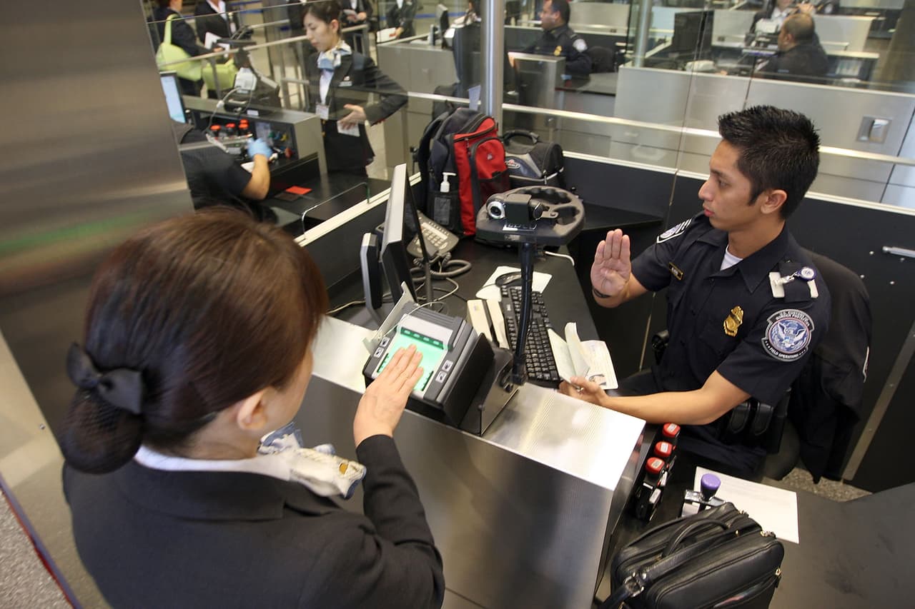Los documentos de viaje que emite USCIS son: 
<a href="https://www.univision.com/local/atlanta-wuvg/inmigracion-al-dia-errores-en-documentos-oficiales-podrian-afectarte-al-viajar-video" target="_blank">Permiso Adelantado, Documento de Viaje de Refugiado, Permiso de Reingreso y Documentos de Transporte</a>.