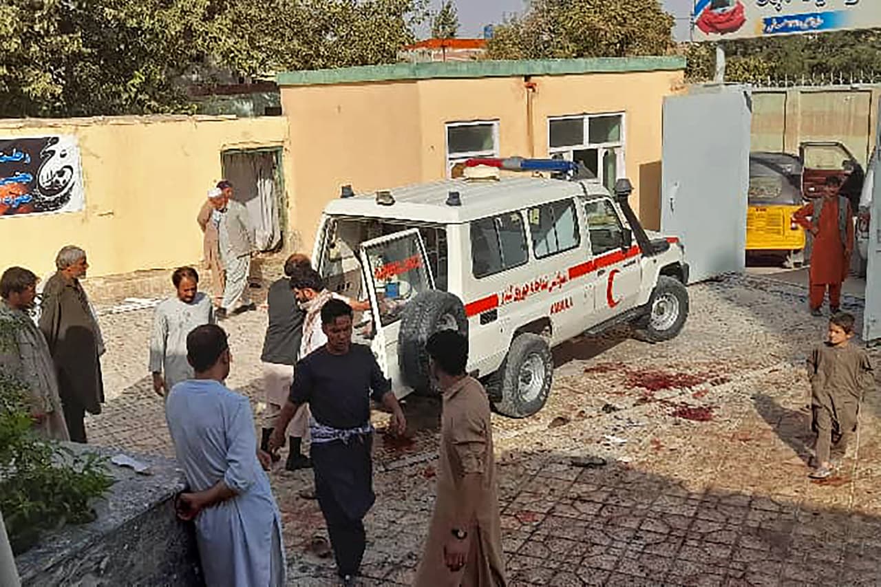 Algunos medios presentes en la escena indican que hay más de 50 fallecidos. De confirmarse esta cifra de víctimas, sería la más alta de un ataque de milicianos desde que 
<a href="https://www.univision.com/noticias/mundo/primeras-imagenes-afganistan-tras-retirada-eeuu-fotos">las fuerzas de Estados Unidos y la OTAN abandonaron Afganistán a fines de agosto</a> y el Talibán tomó el control del país.