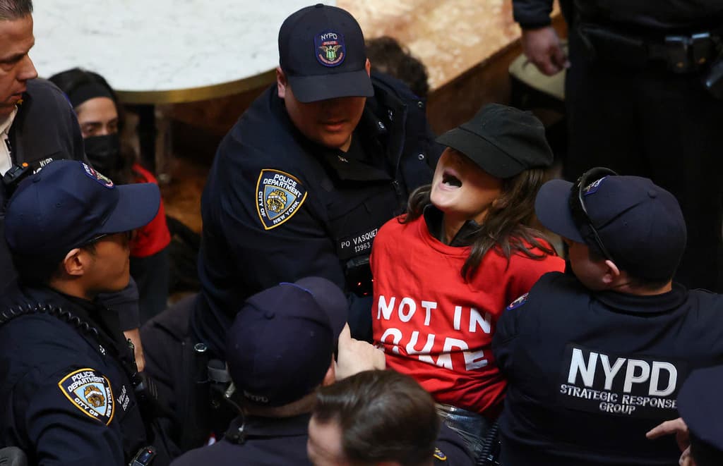 Los arrestos se produjeron después de que los manifestantes se negaran a abandonar el atrio público del edificio ubicado en la Quinta Avenida de Manhattan.