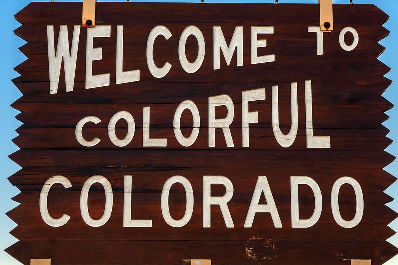 <b>Puesto 9. Colorado</b>
<br>
<br>Costo anual promedio de la propiedad de un automóvil: 3,139 dólares. 
<br>
<br>Costo promedio de la reparación cuando se enciende una luz de advertencia del motor: 248 dólares en repuestos y 154 dólares en mano de obra. 
<br>
<br>Costo anual promedio del seguro: 1,574 dólares.
<br>
<br>Gasto anual promedio en gasolina de cada conductor con licencia en el estado: 1,164 dólares. 
<br>
<br>Costo promedio de la gasolina en febrero de 2022: 3.3 dólares por galón.
<br>