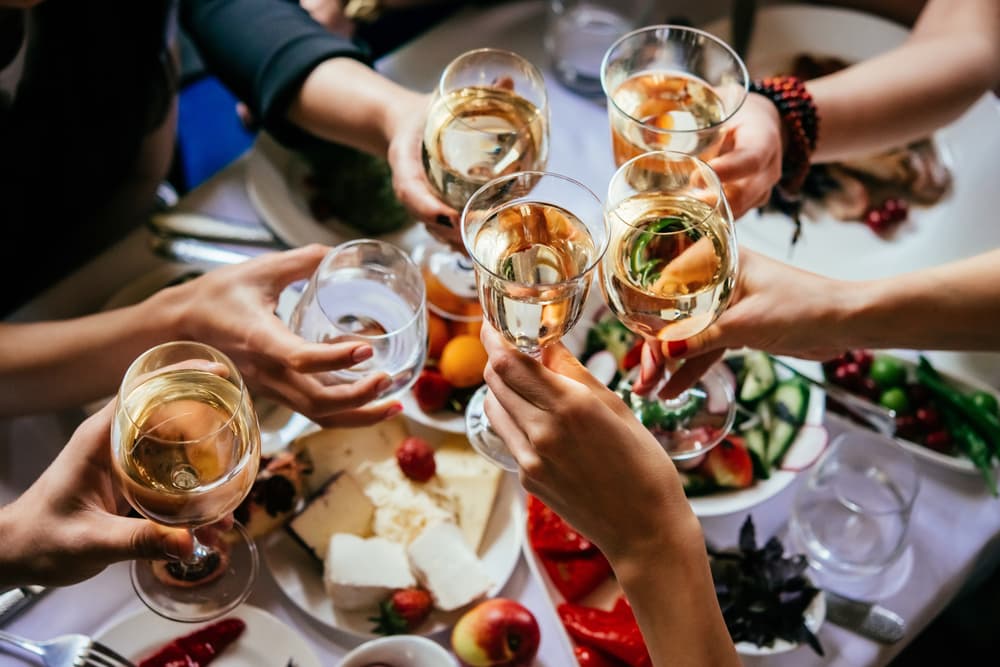 Se acentúa la independencia y el sentimiento de respeto a los demás- Una cena acompañada de vino blanco, algún Pinot Grigio, o un Chardonnay, unos mojitos o unas margaritas, pero también se puede optar por bebidas no alcohólicas.