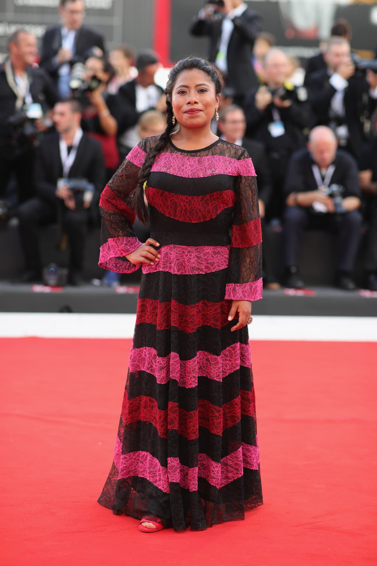 <b>#23</b>
<br>Como ya hemos visto, el rojo y el rosa son colores que le quedan muy bien a Yali. Justo estos dos colores armonizaron el vestido Sachin & Babi que lució en el Festival de Venecia. 
<br>