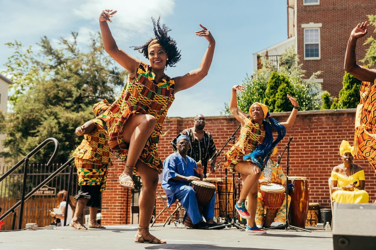 <b><a href="https://www.odundefestival.org/">Odunde Festival (8 al 12 de junio)</a></b>. El festival callejero afroamericano más grande del país, ahora en su año 47, comienza con una semana de eventos y culmina el domingo 12 de junio con un festival con más de 100 vendedores y dos escenarios de entretenimiento en vivo.